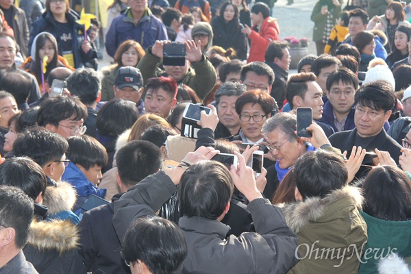 1일 오후 고 노무현 전 대통령 묘역 신년참배를 위해 김해 봉하마을을 찾은 문재인 더불어민주당 대표가 사람들 사이에서 인사를 나누고 있다.