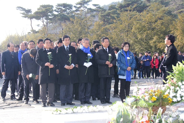 더불어민주당 문재인 대표와 지도부가 1일 오후 김해 봉하마을을 찾아 고 노무현 전 대통령 묘역을 참배했다.