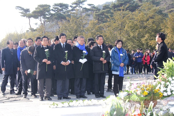  더불어민주당 문재인 대표와 지도부가 1일 오후 김해 봉하마을을 찾아 고 노무현 전 대통령 묘역을 참배했다.