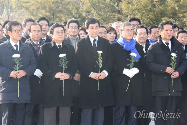 더불어민주당 문재인 대표와 지도부가 1일 오후 김해 봉하마을을 찾아 고 노무현 전 대통령 묘역을 참배했다.