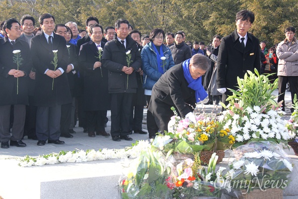 1일 오후 김해 봉하마을 고 노무현 전 대통령 묘역을 찾은 문재인 대표가 헌화분향하고 있다.