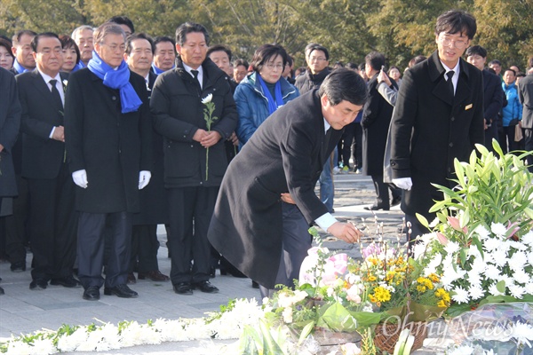 더불어민주당 이종걸 원내대표가 1일 고 노무현 전 대통령 묘역을 참배하면서 헌화분향하고 있다.