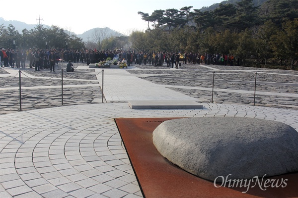  더불어민주당 지도부가 1일 오후 고 노무현 전 대통령 묘역을 참배했다.