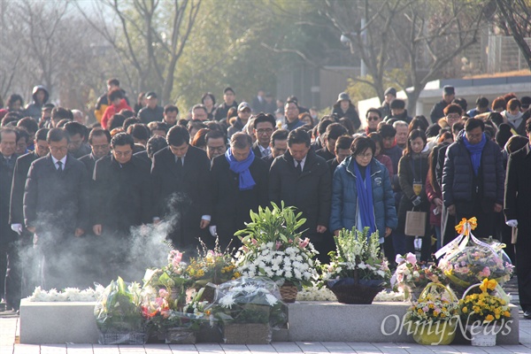 더불어민주당 문재인 대표와 지도부가 1일 고 노무현 전 대통령 묘역을 참배했다.