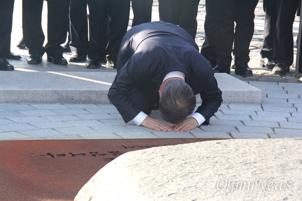 1일 오후 김해 봉하마을 고 노무현 전 대통령 묘역을 신년참배한 더불어민주당 문재인 대표가 너럭바위 앞에서 큰절하고 있다.