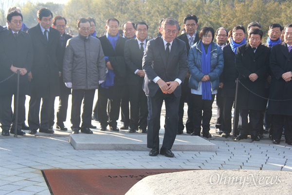 1일 오후 김해 봉하마을 고 노무현 전 대통령 묘역을 신년참배한 더불어민주당 문재인 대표가 너럭바위 앞에서 큰절하고 있다.