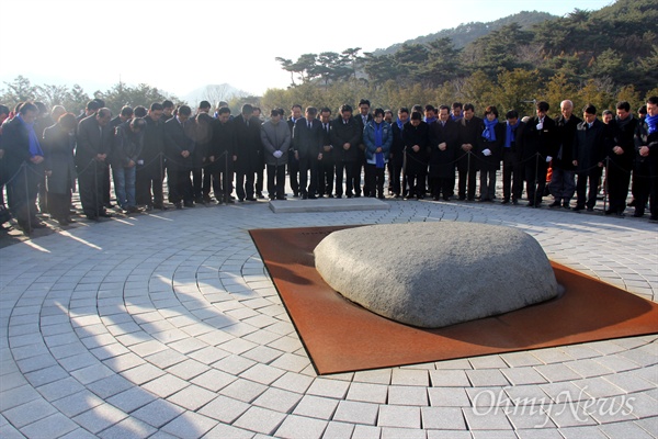 1일 오후 김해 봉하마을 고 노무현 전 대통령 묘역을 신년참배한 더불어민주당 문재인 대표와 지도부가 너럭바위 앞에서 묵념하고 있다.