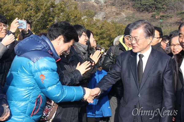 1일 오후 김해 봉하마을 고 노무현 전 대통령 묘역을 참배한 더불어민주당 문재인 대표가 시민들과 인사하고 있다.