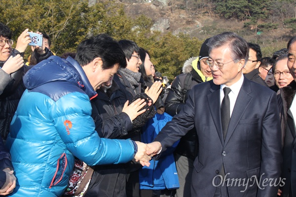  1일 오후 김해 봉하마을 고 노무현 전 대통령 묘역을 참배한 더불어민주당 문재인 대표가 시민들과 인사하고 있다.