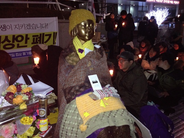   1일 오후 서울 주한일본대사관 인근 소녀상 앞에서 한일 협정에 반대하며 촛불문화제 중인 대학생들