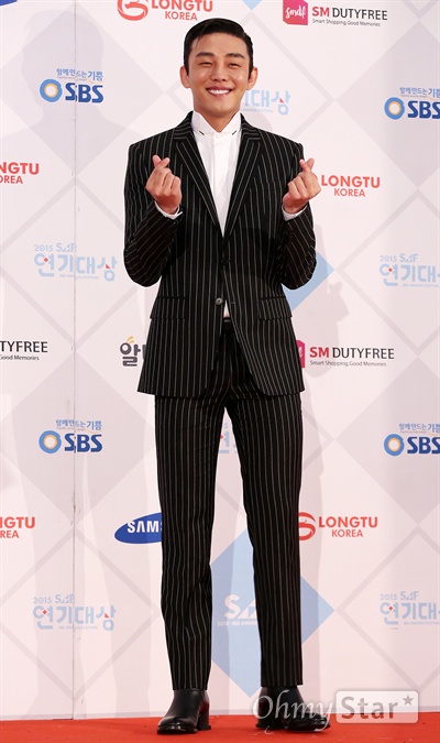 유아인, 병신년 행운부르는 용의 하트! 배우 유아인이 31일 오후 서울 삼성동 코엑스에서 열린 < 2015 SBS 연기대상 > 레드카펫에서 하트를 만들어보이고 있다.
