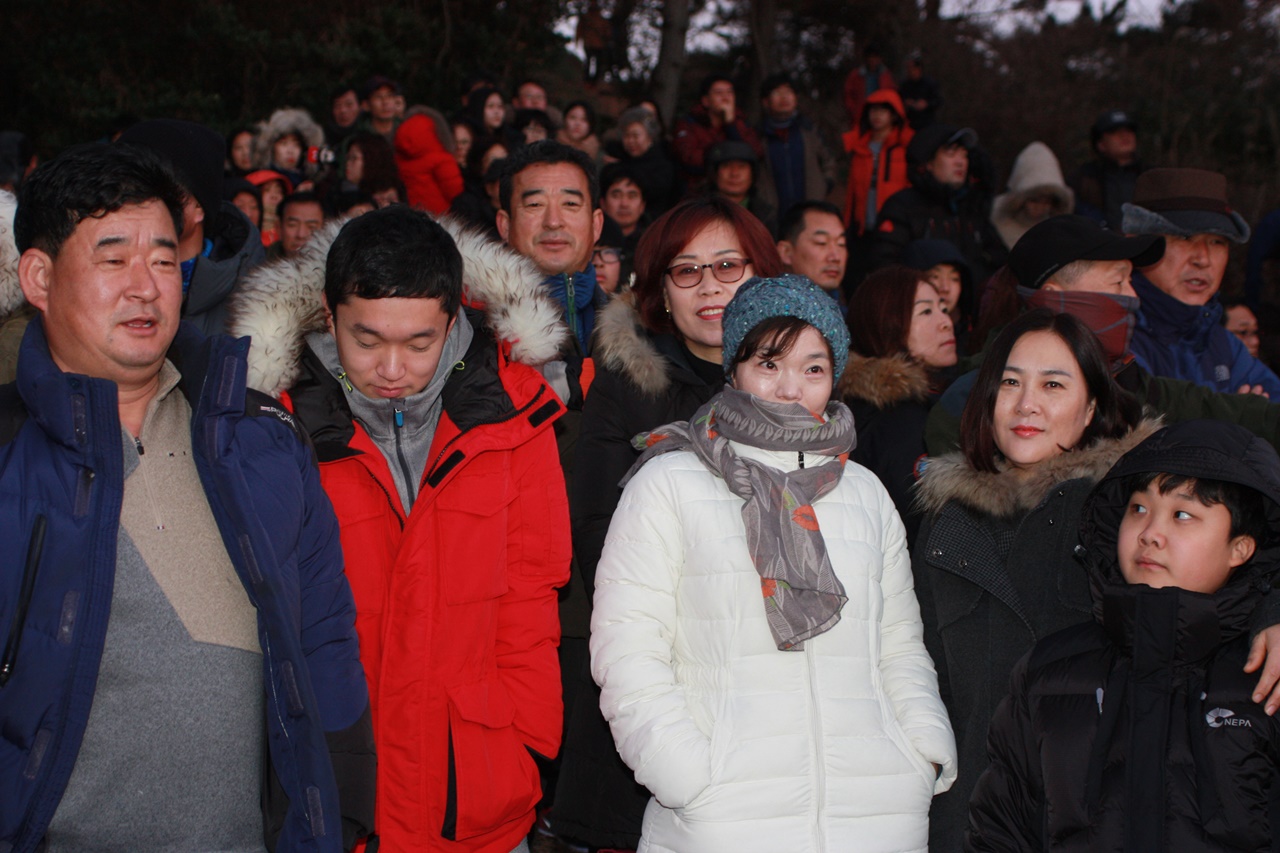  동고지 일출장인 해돋이 마루에서 첫해를 보며 새해 소원을 빌고있는 일출객들의 모습