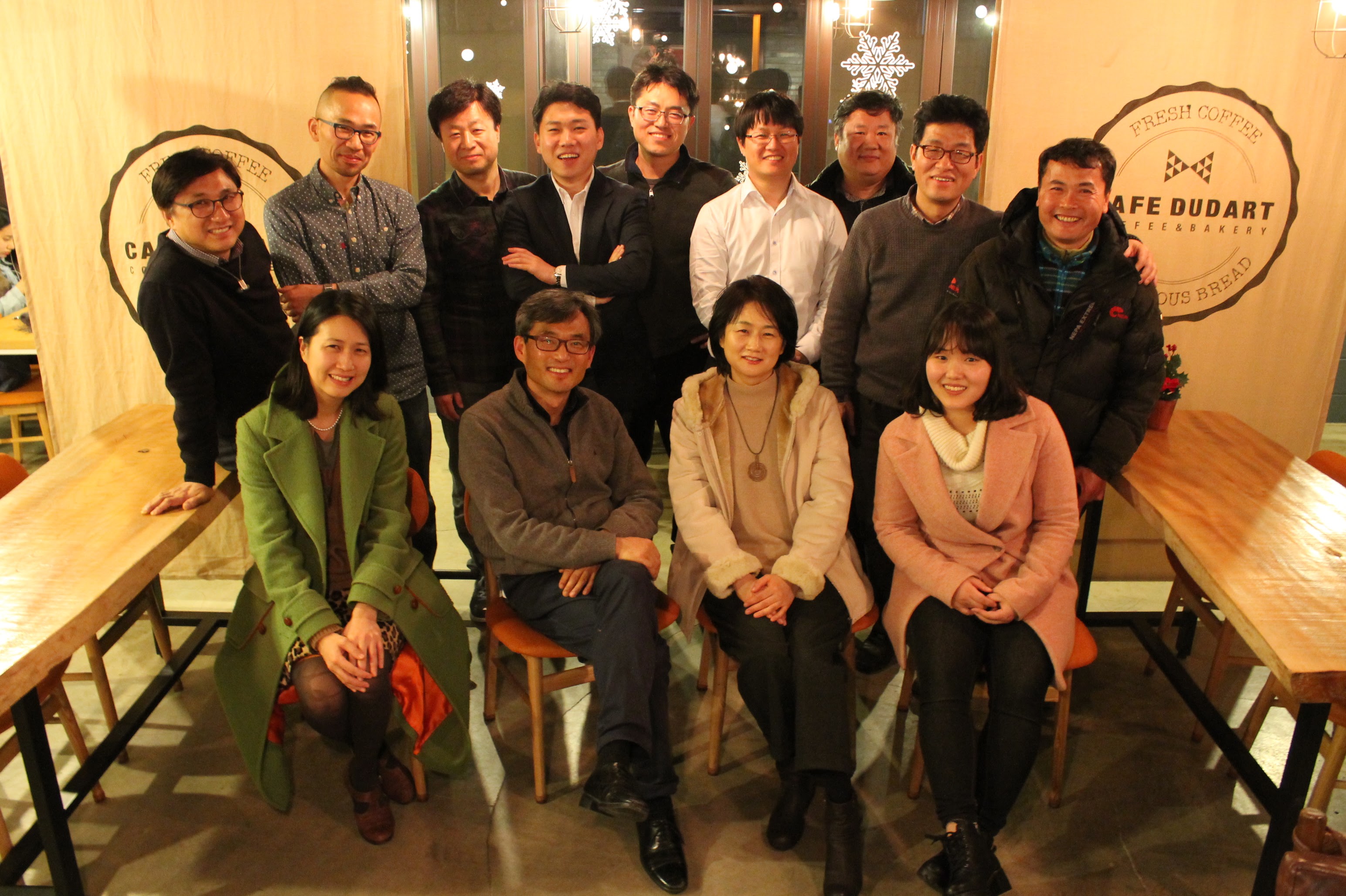 세밑 오마이뉴스 10만인클럽 회원 14명이 한 자리에 모였습니다. 오연호 대표기자의 약속 '1만번째 회원과 저녁식사' 때문입니다. 사진은 지난해 12월 30일 서울시 마포구 홍대 인근의 한 카페에서 기념촬영한 모습입니다.