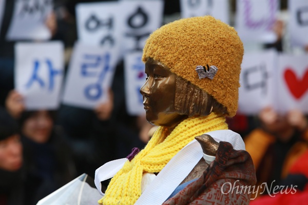 일본대사관 앞 평화의 소녀상