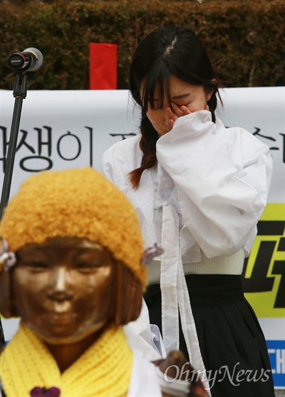  지난 1월 2일 오후 종로구 일본대사관앞 일본군위안부 소녀상(평화비)주위에서 한일협상을 규탄하고 소녀상을 지키기 위한 예술행동을 진행하던 한 참가자가 눈물을 흘리고 있는 모습. 