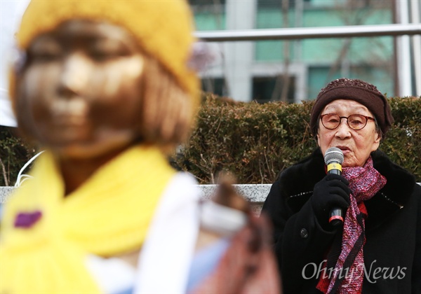 1월 2일, 일본군위안부 한일협상 무효와 소녀상(평화비, 사진)을 지키기 위한 토요시위에서 발언 중인 일본군 위안부 피해자인 김복동 할머니의 모습. 