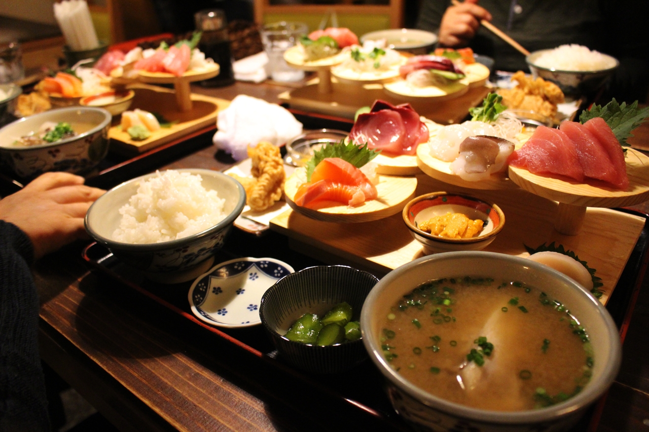 오키나와에서 먹은 회정식. 1인 1500엔정도. 스시는 그날 가장 싱싱한 것으로 올라온다고 한다.