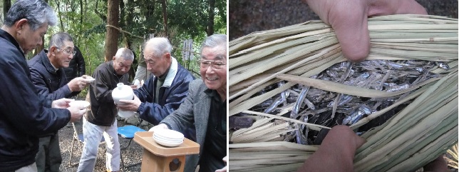             산신제를 마치고 마을 사람들이 제물을 음복하고 있습니다. 술안주는 츠도라고 하는 볏짚 안에서 꺼내서 먹습니다. 