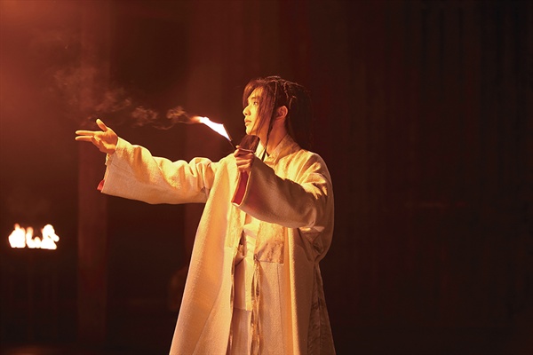  영화 <조선마술사>의 한 장면. 주인공 환희(유승호)는 조선 최고의 마술사로 불린다.