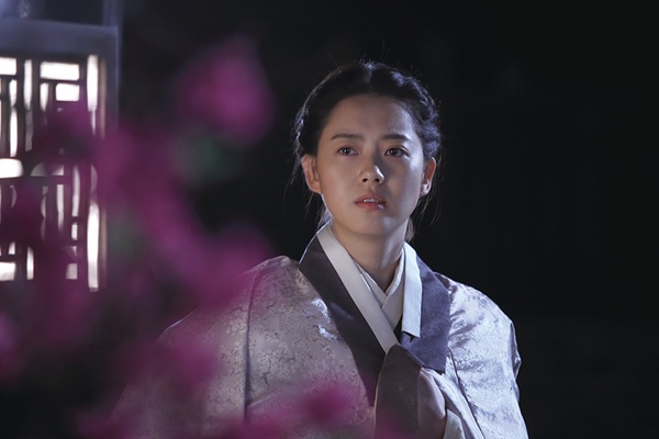  <조선마술사>에서 청명 역을 맡은 고아라, 그녀의 삶은 실제 역사 속 의순공주와는 다소 다르게 묘사된다.