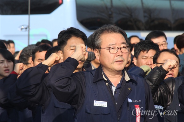  민주노총 부산, 울산, 경남본부가 3일 오전 양산 솥발산 열사묘역에서 연 합동시무식에 박유기 금속노조 현대자동차지부장이 참석해 구호를 외치고 있다.