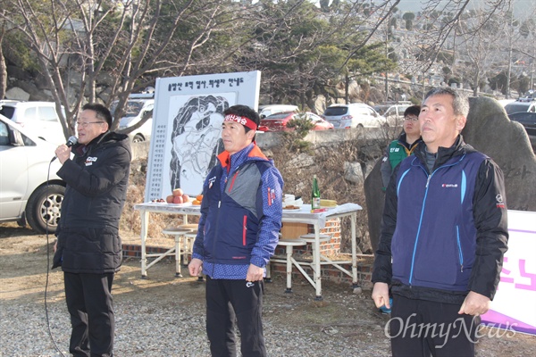  민주노총 부산, 울산, 경남본부가 3일 오전 양산 솥발산 열사묘역에서 연 합동시무식에서 김재하(부산), 권오길(울산), 김재명(경남) 본부장이 발언하고 있다.