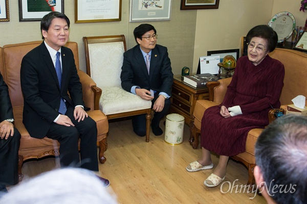 안철수, 김대중 전 대통령 부인 이희호씨 예방 신당 창당을 추진중인 안철수 무소속 의원이 4일 오전 서울 마포구 동교동 고 김대중 전 대통령 사저를 방문해 이희호씨와 대화하고 있다. 