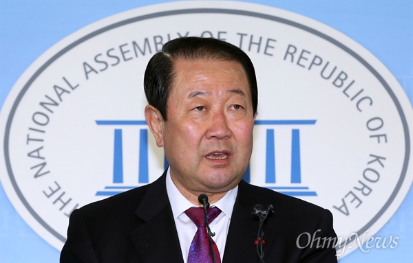 통합신당추진위 공동위원장을 맡고 있는 박주선 의원은 4일 오전 국회에서 기자회견을 열어 "8일까지 신당 세력이 한자리에 모여 통합을 약속하는 신당통합 연석회의를 제안한다"라고 밝혔다.  