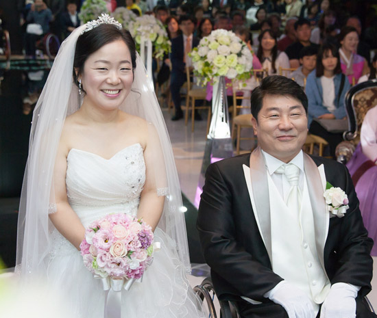 신부 조은미, 신랑 강창일씨의 결혼식 장면. 웃는 모습이 닮았다. ⓒ
