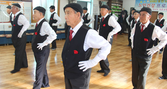 어르신들의 댄스는 동작이 빠르지 않아 정지장면 같지만, 댄스스텝을 밟는 중이다.