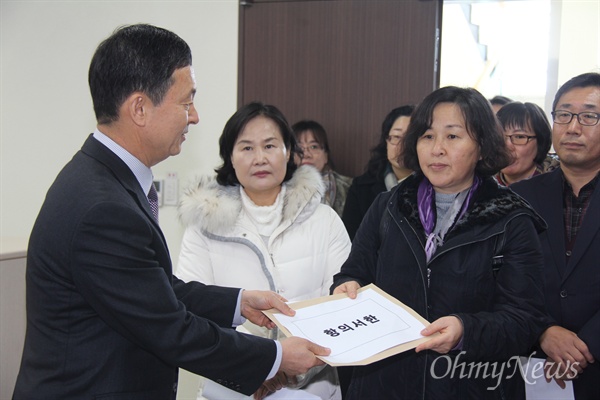 보수단체 등에서 벌이는 '박종훈 경남교육감 주민소환 투표청구 서명부'를 허위작성한 사람들이 무더기로 적발된 가운데, '홍준표경남지사 주민소환운동본부'는 4일 오후 경남선관위 앞에서 기자회견을 열어 "불법서명의 배후를 철저히 밝혀내고, 불법행위자를 엄벌에 처하라"고 촉구했다. 사진은 전진숙 공동대표가 김종대 경남선관위 지도과장한테 항의서한을 전달하는 모습.