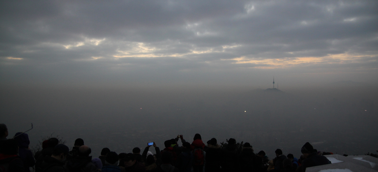 2016년 1월 1일 새벽, 인왕산 중턱에서 바라본 서울시 풍경. 짙은 안개가 도심에 내려앉고 하늘엔 구름이 가득하다.│2016년 병신년, 인왕산 일출, 새해의 일출, 서울에서 일출