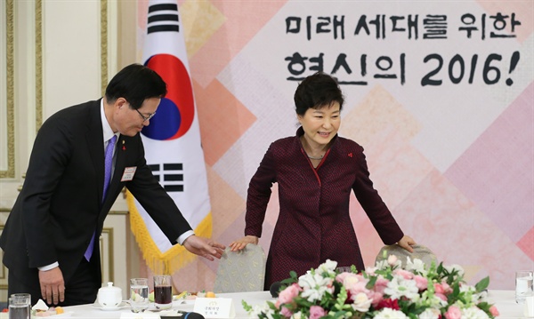 박근혜 대통령이 4일 청와대에서 열린 신년인사회에서 신년사를 하고 나서 자리에 앉고 있다. 왼쪽 정의화 국회의장.