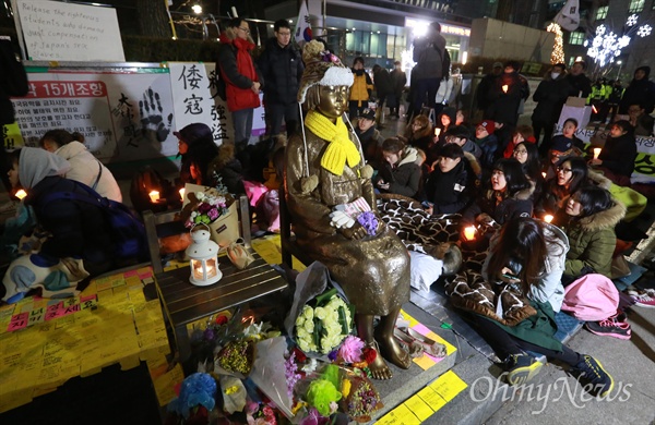 매서운 찬바람 속 대학생들 "소녀상 지켜주세요" 한일협상폐기 대책위원회 소속 대학생과 시민들이 2016년 1월 4일 오후 서울 종로구 주한일본대사관 소녀상 앞에서 촛불문화제를 열어 일본 정부의 위안부 문제에 대한 진정성 없는 사과를 규탄하며 한일 정부 간 위안부 협상 폐기를 촉구했다.