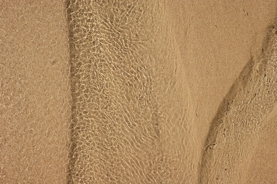 내성천의 고운 모래와 물살이 빚은 작품. 흰수마자의 생존을 위해서는 입자가 고운 모래가 필수적으로 필요하다.