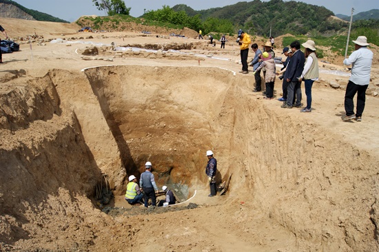 내성천 금강마을의 1,000년 전 고찰 금강사 터 발굴 현장. 이곳에서 보물급 불교유물이 다량 출토되었다. 이 정도 되면 금강사 터 자체를 보존하는 것이 옳다