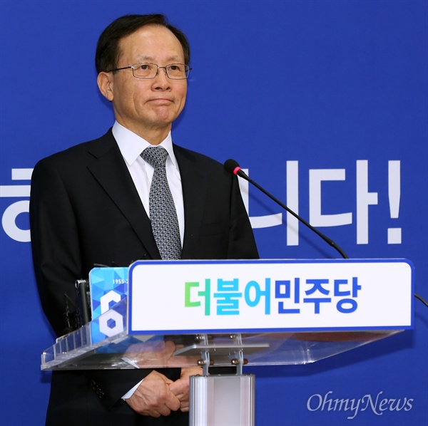 이수혁 전 6자회담 수석대표가 지난 1월 5일 오전 국회에서 더불어민주당 입당 기자회견을 하고 있다. 