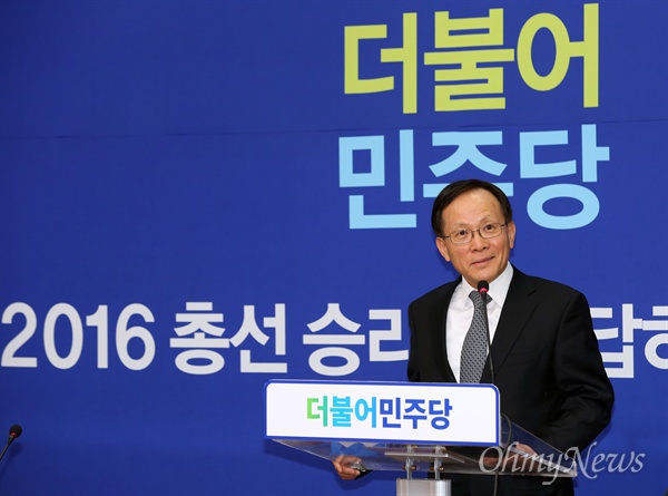 이수혁 전 6자회담 수석대표가 5일 오전 국회에서 더불어민주당 입당 기자회견을 하고 있다. 