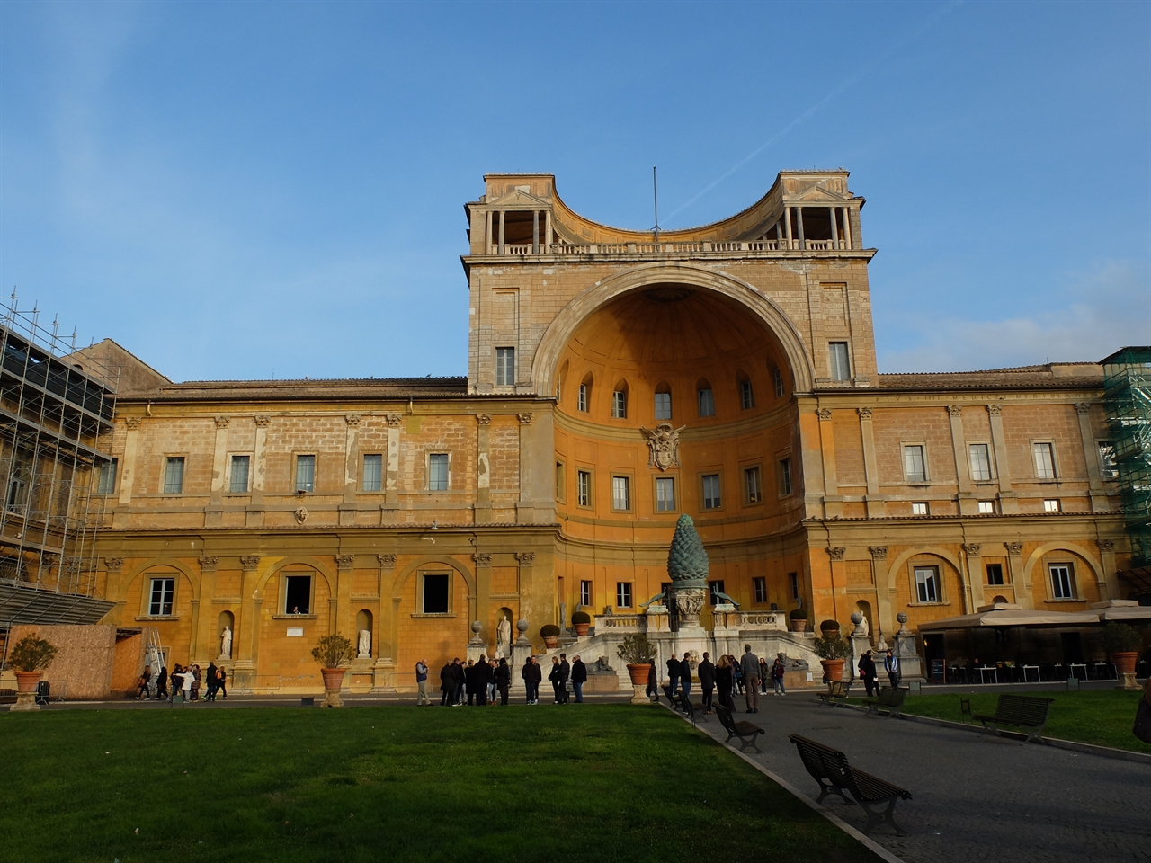 바티칸 박물관 회화관에서 나와 거대한 솔방울의 분수가 인상적인 피냐의 안뜰에서 잠시 햇빛을 쬡니다. 
