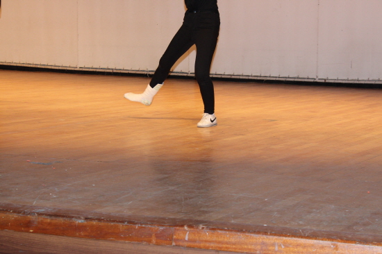 한 여학생 졸업생이 다리에 깁스를 하고도 댄스에 참여하는 열정을 보였다
