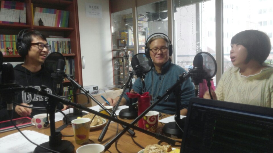 4일 김작가 스튜디오에서 녹음중인 성우 백운철씨(왼쪽)와 진행자 명로진, 권진영씨