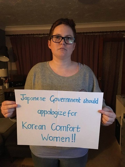 '일본 정부는 한국인 위안부 여성에게 사과해야 한다'고 쓴 피켓을 든 영국인 아델 릭슨씨. 사회복지사로 일하는 릭슨씨는 당사자인 위안부들이 배제된 상태에서 협상이 이뤄졌다는 설명을 듣고 같은 여성 입장에서 피켓팅에 동참했다. 