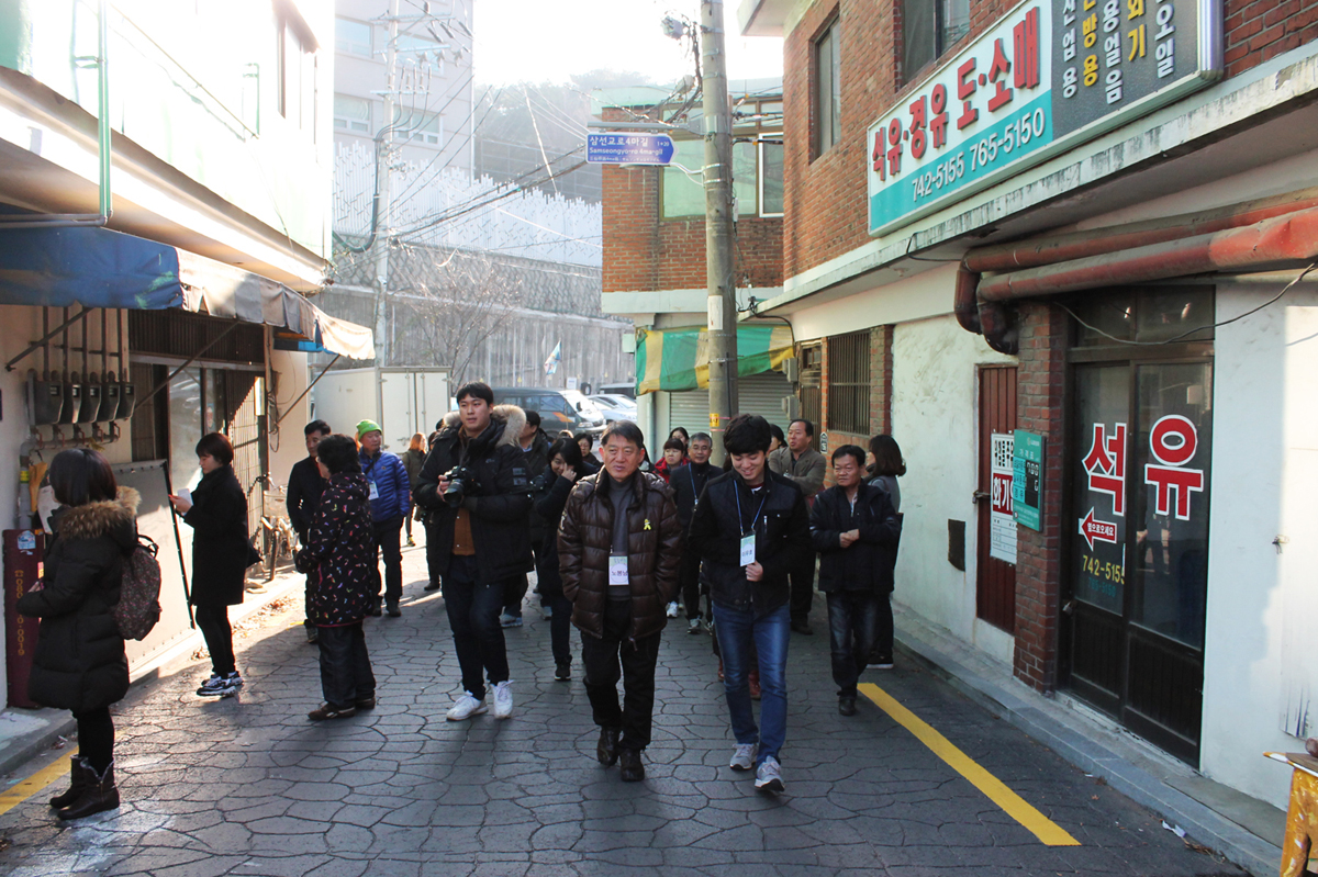 지난해 12월 13일, 꿈틀버스단이 서울시 성북구 삼선동 장수마을을 찾았다. 