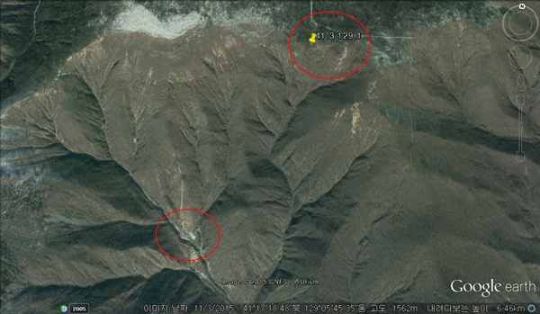 사진은 2015년 11월 3일 구글어스 위성사진으로 위쪽 붉은 원은 진앙지. 아래쪽은 풍계리 핵실험장. 