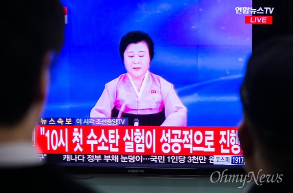 북한의 수소탄 실험을 조선중앙TV가 보도한 지난 1월 6일 오후 서울역 내에서 시민들이 관련 뉴스를 지켜보고 있다. 