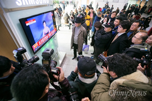 북한의 수소탄 실험을 조선중앙TV가 보도한 6일 오후 서울역 내에서 시민들이 관련 뉴스를 지켜보고 있다. 