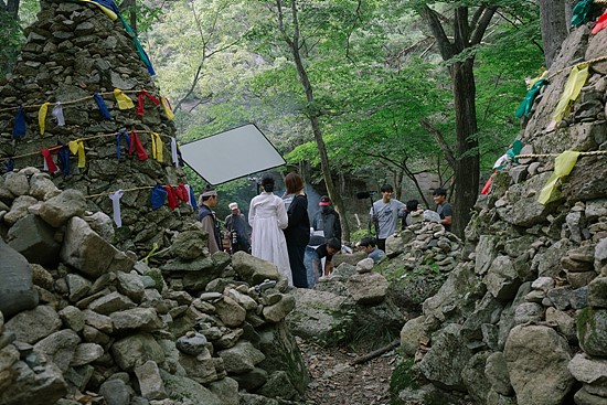 대로변 돌무덤에서 KBS 드라마 <장사의 신> 촬영이 한창이다.
