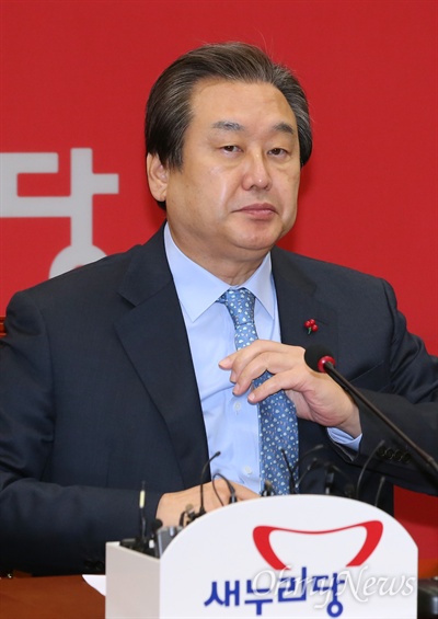 김무성 새누리당 대표는 6일 최고중진연석회의에서 "야당이 가장 시급한 법안처리는 외면한 채 분당사태에 대한 대응책으로 인재영입을 하는데 몰두하고 있다"라고 목소리를 높였다. 
