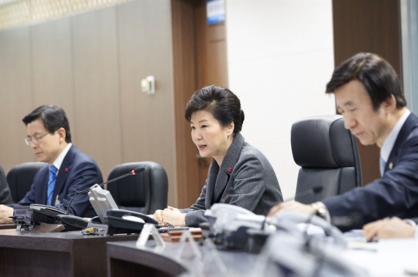 박근혜 대통령이 6일 북한의 4차 핵실험에 대한 긴급 국가안전보장회의를 주재하고 있다.