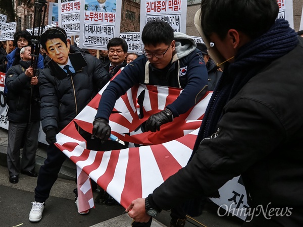 전범기 찢는 어버이연합 어버이연합, 탈북단체 등 보수단체 회원들이 6일 오후 종로구 일본대사관앞에서 일본군위안부 문제 한일협상 타결 환영 집회를 열었다. 이들은 전범기를 칼로 찢고 아베 총리와 전범인 외조부 기시 노부스케를 몽둥이로 때리는 퍼포먼스를 벌이기도 했다.